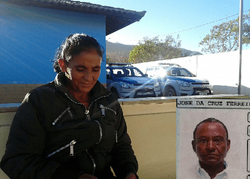 A catadora lamenta a morte do marido, que foi fazer um favor à família chacinada.