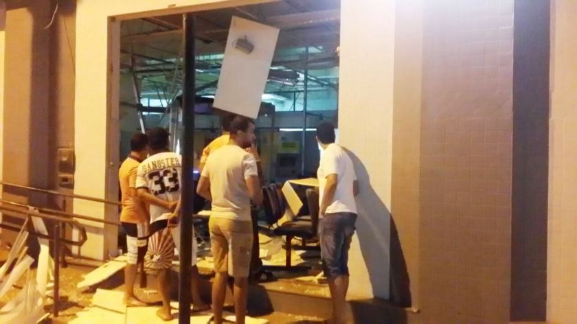 Após a explosão, pouco restou da agência bancária. Foto publicada em Brumado Notícias.