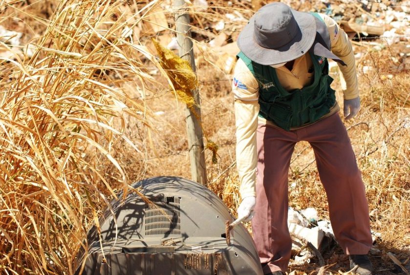 Alguns objetos foram perfurados para evitar o acúmulo de água