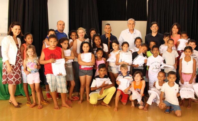 Cerca de 500 crianças e adolescentes serão beneficiadas com entrega dos uniformes