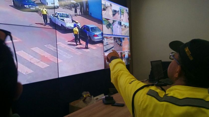 Equipe da SUTRANS em tempo real acompanha flagrante em veículo estacionado em local proibido