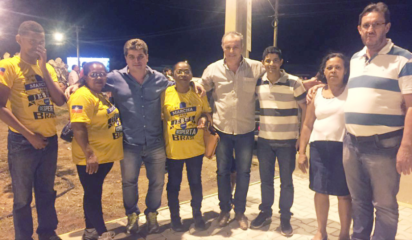 Fábio Lauck caminhou, ontem, com Faedo e simpatizantes no dia dos evangélicos.