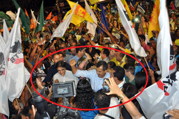 Na foto, Oziel, Zito, Pablo dos Teclados, Karlucia e Jusmari (parcialmente encoberta): tudo junto e misturado.