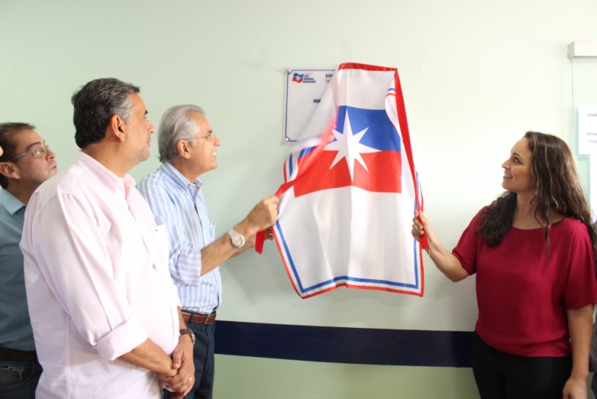 Momento do descerramento da placa inaugural da ESF Conquista