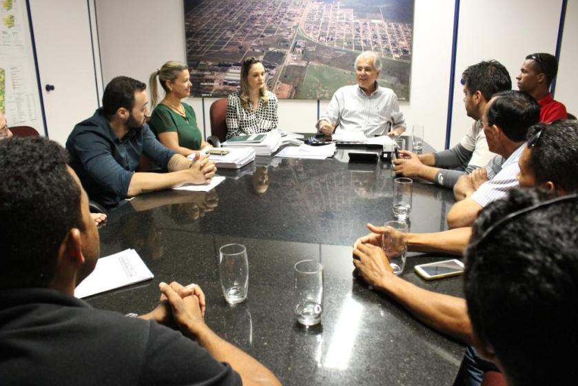 O prefeito Humberto Santa Cruz se reuniu na manhã desta quinta-feiracom representantes do sindicato e associação dos taxistas de LEM