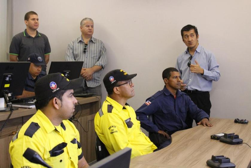 O secretário de Ciência, Tecnologia e Inovação Marçal Tsukamoto durante treinamento com a SUTRANS, GM e Meio Ambiente no CCO