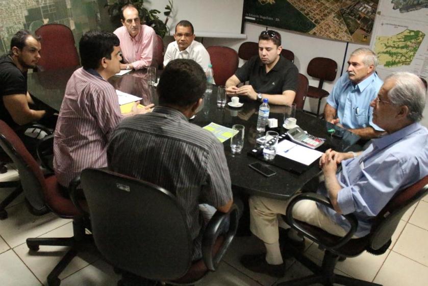 Prefeito acerta detalhes do retorno da mão dupla nas ruas Irecê e Ibitiba com comerciantes de ambas vias