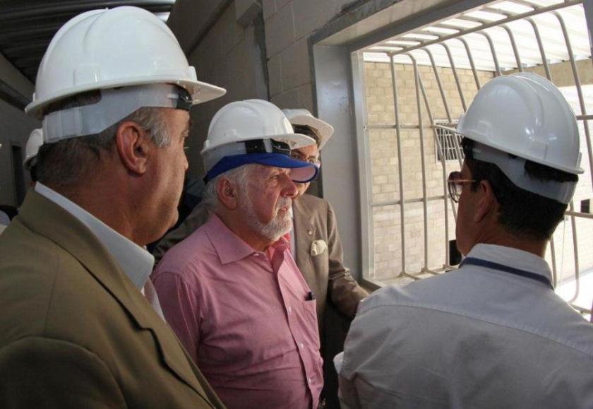 Wagner vistoria o presídio finalizado.