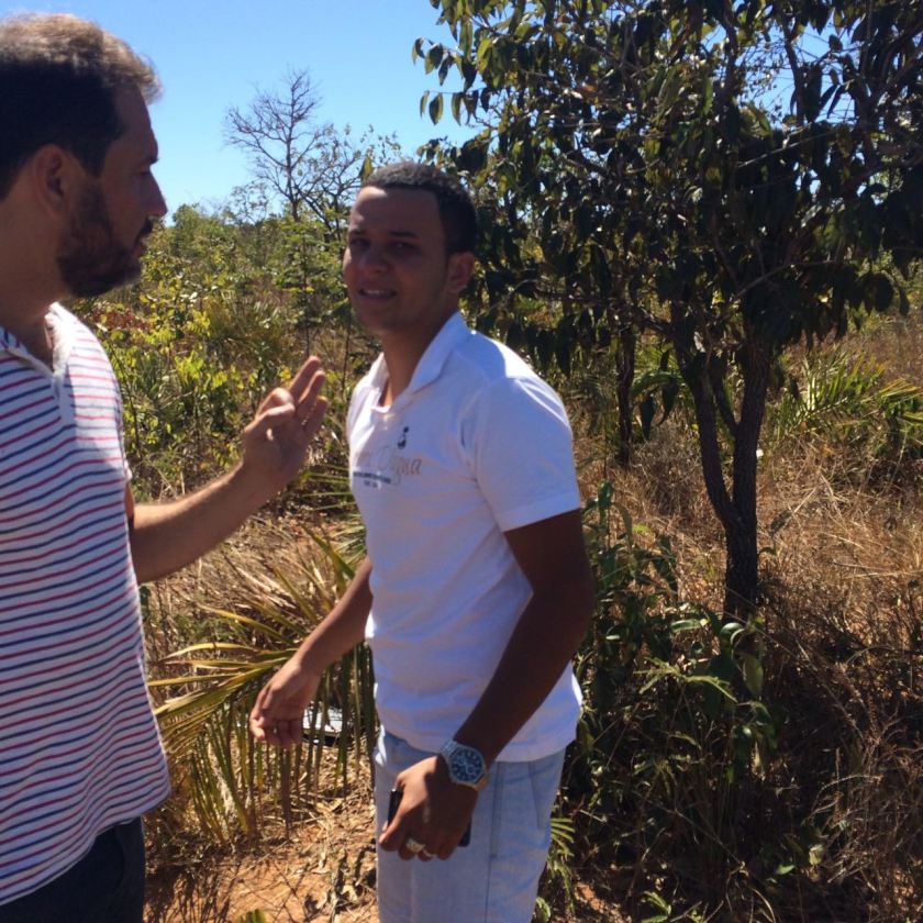 Rivaldo interroga o prisioneiro que escondeu os objetos roubados em um matagal