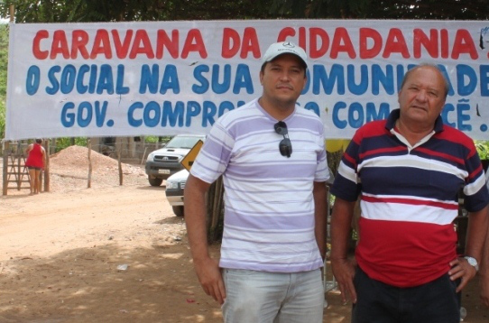 Romualdo com o filho, na vila de Caraíbas dos Melo, no interior de Santa Rita, durante campanha de 2012