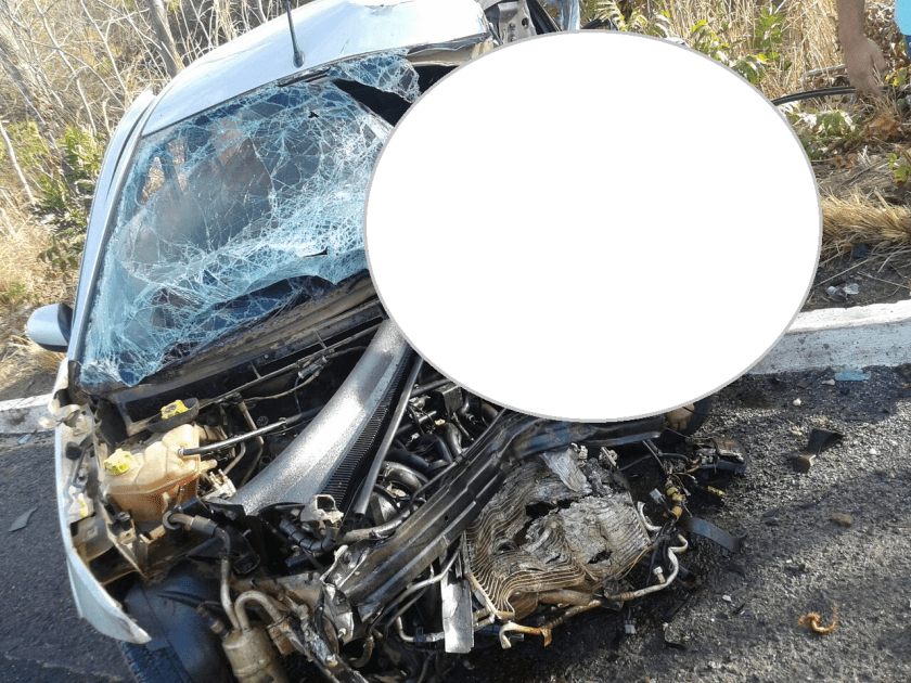 Com a violência do choque, o motorista foi parcialmente ejetado do carro.