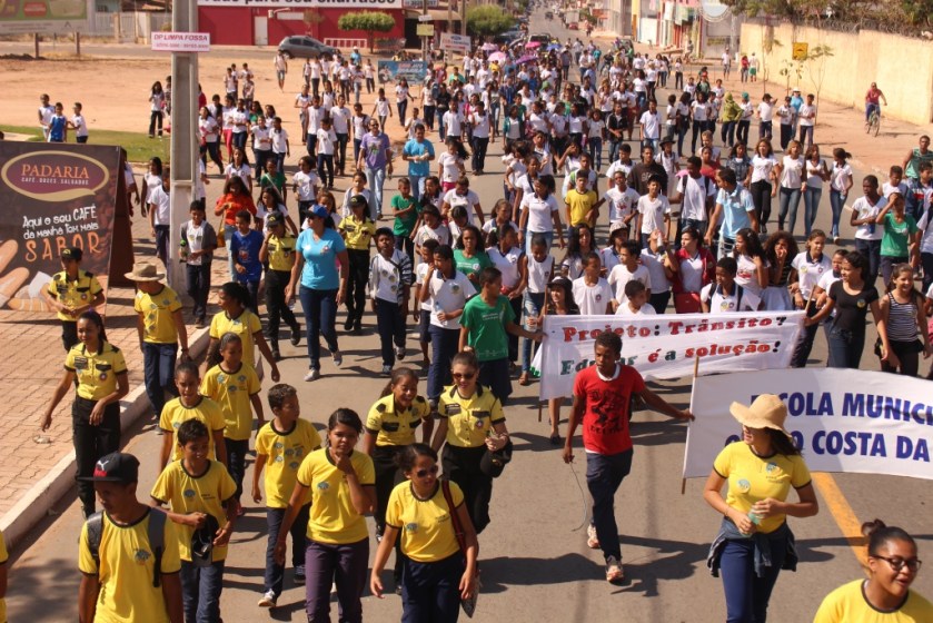 a-caminhada-da-escola-onero-costa-da-rosa-ja-virou-tradicional-na-programacao-da-semana-nacional-de-transito