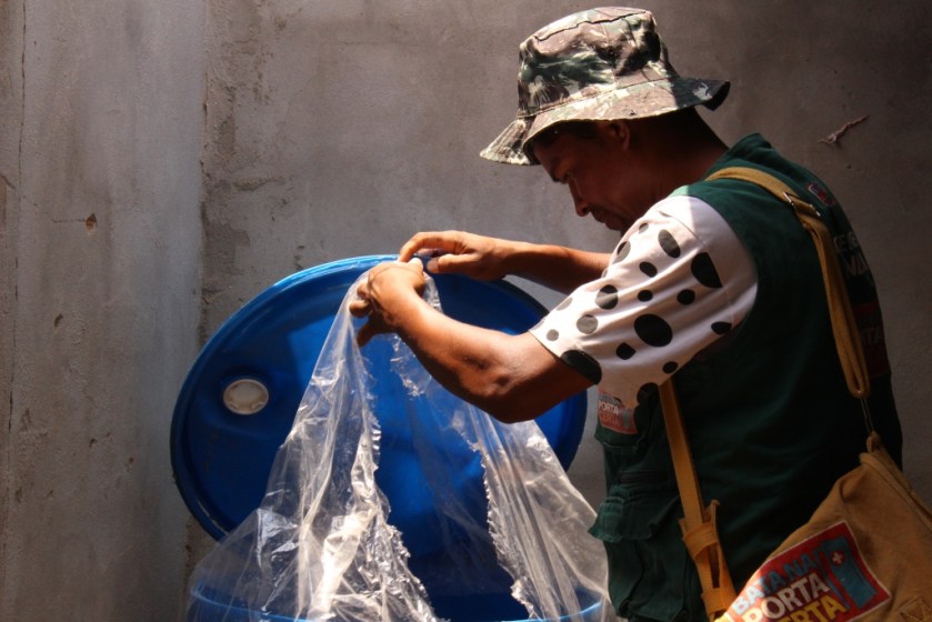 agente-de-endemias-realiza-acao-de-combate-ao-mosquito-aedes-em-caixa-dagua