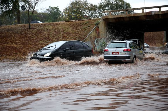 Brasília - De acordo com o Instituto Nacional de Meteorologia (Inmet), chove  forte em vários locais do Distrito Federal, causando alagamento e varios pontos da cidade (Wilson Dias/Agência Brasil)