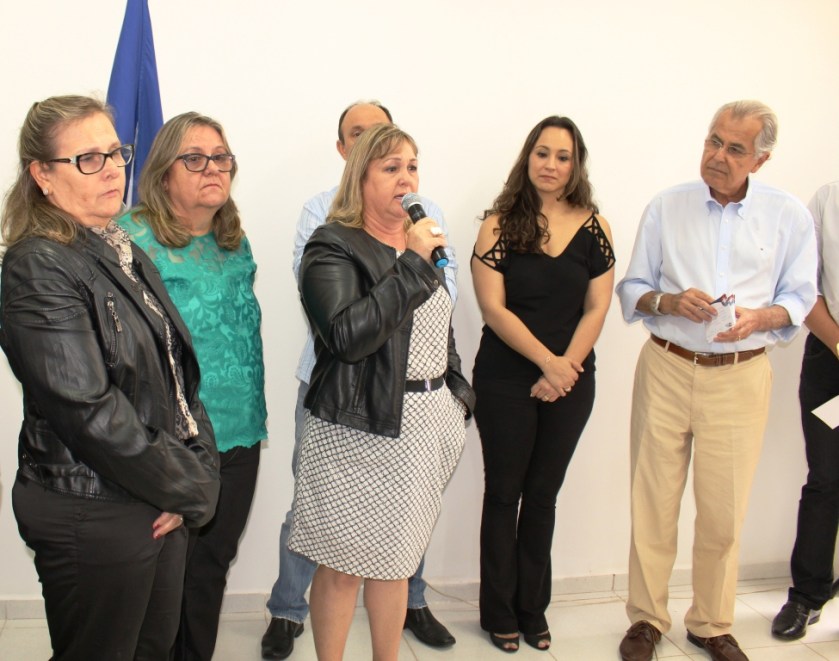 familiares-da-homenageada-pela-esf-ida-scherer-klein-a-secretaria-fernanda-fischer-e-o-prefeito-humberto-santa-cruz