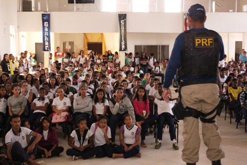 integrante-da-prf-durante-palestra-com-alunos-da-escola-onero-costa-na-abertura-da-semana-nacional-de-transito-de-lem