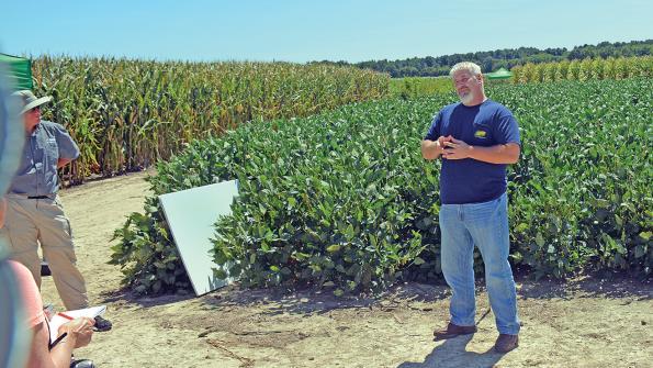 Randy Dowdy (camisa azul-escura) na avaliacao da produtividade de sua fazenda