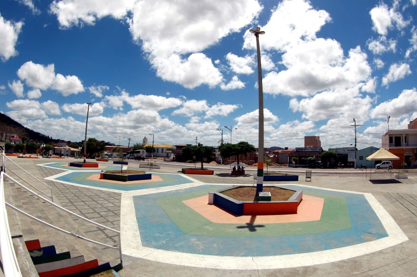 Governo continua investimentos, como este sistema de abastecimento d'água em Andorinha, no interior.