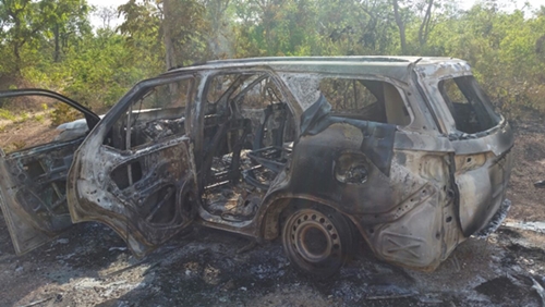 A SW4 utilizada no ataque e incendiada pelos próprios bandidos