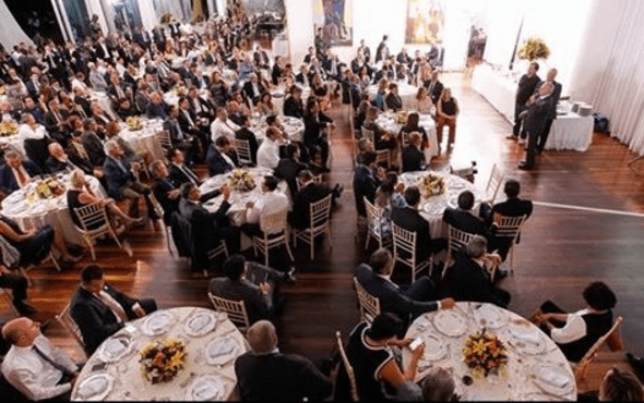 Um banquete de alto custo para convencer deputados de votar PEC da economia