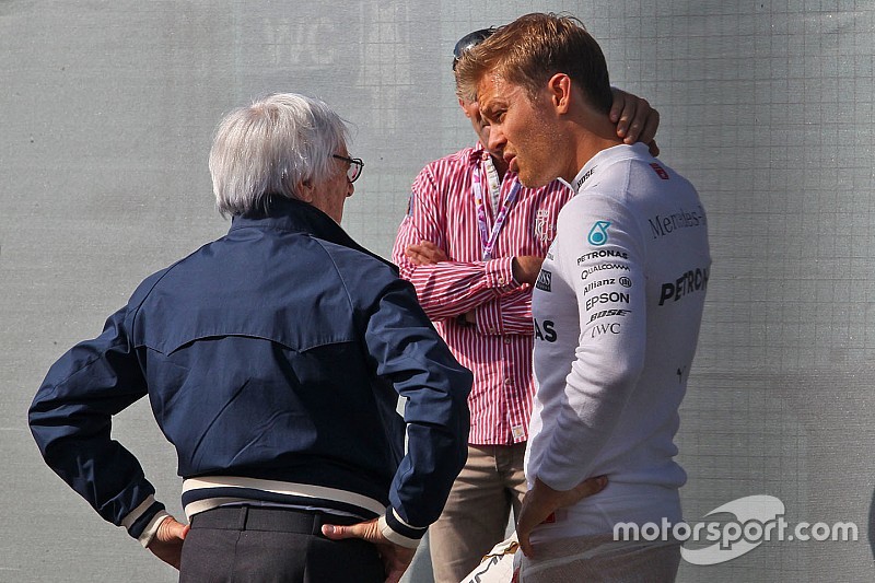 Ecclestone, em conversa com Nico Rosberg no GP da Alemanha. Foto Motorsport.