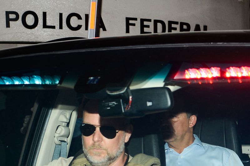 Rio de Janeiro - O ex-governador do Rio de Janeiro Sérgio Cabral é levado preso na operação Lava Jato em viatura da Polícia Federal na sede na Praça Mauá (Fernando Frazão/Agência Brasil)