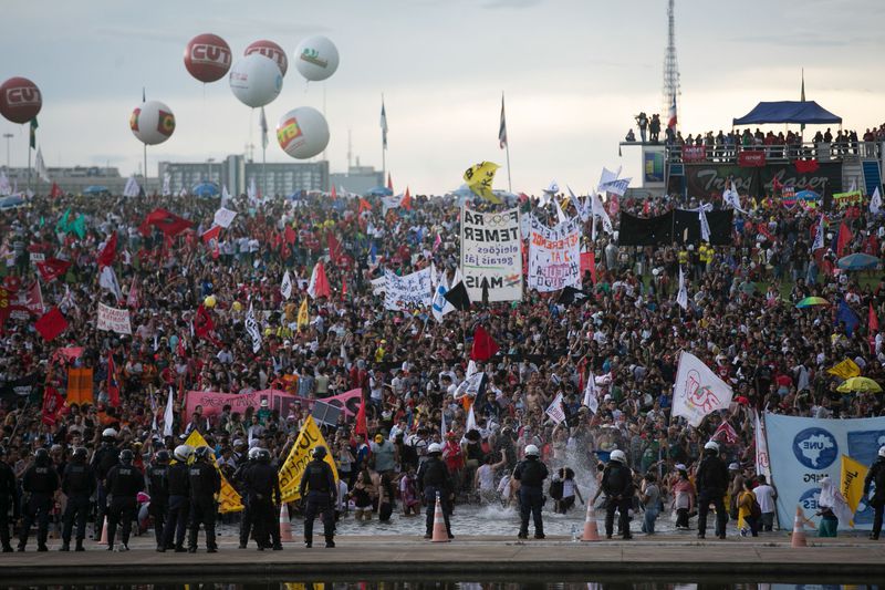 Brasília - Manifestantes entram em confronto com a polícia em frente ao Congresso Nacional (Fabio Rodrigues Pozzebom/Agência Brasil)
