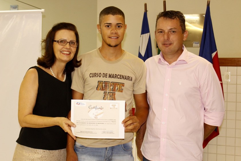 entrega-dos-certificados-para-os-formandos-da-terceira-etapa-do-projeto-de-marcenaria-basica-arte-na-madeira