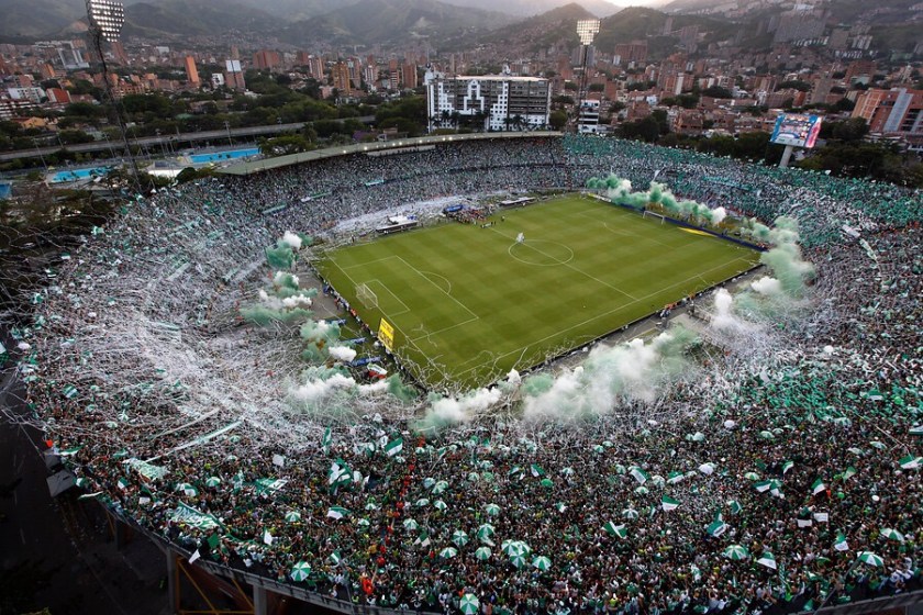 Na hora do jogo que seria realizado com o Atlético Nacional em Mendellin, torcida encheu o estádio para homenagear a Chapecoense. A foto foi publicada no blog do Juca e correu o mundo.