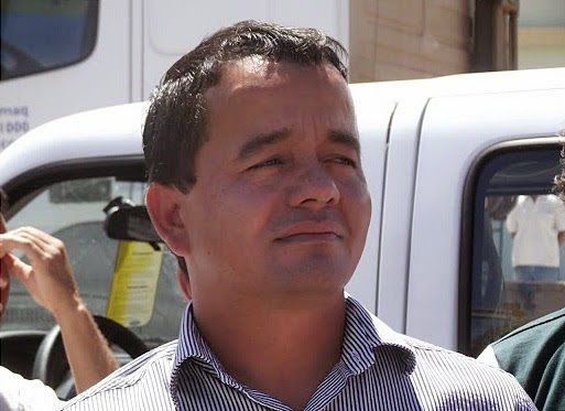 Ivanilton: esse homem com um talão de cheques é mais perigoso que paraíba com faca e goiano com caixa de fósforo na mão.