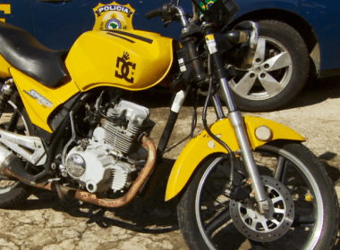 A moto amarela de Breno.