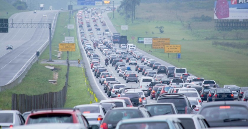 Nos feriados os motoristas deixam o estacionamento nas ruas congestionadas de São Paulo para estacionar nas estradas engarrafadas.