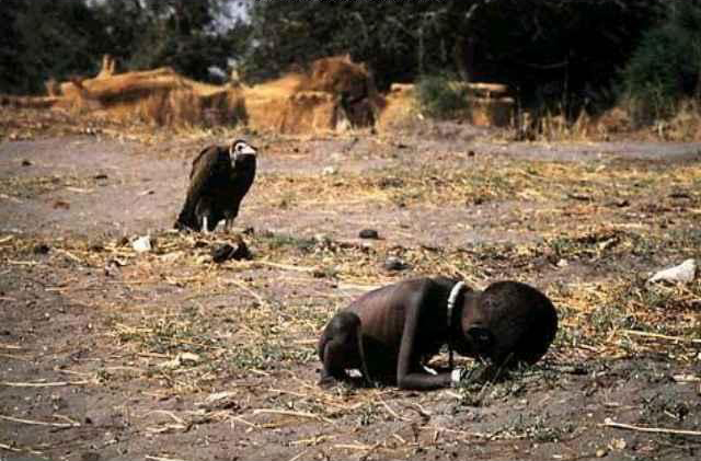 Foto de Kevin Carter, prêmio Pulitzer de 1994. Morte de crianças na África