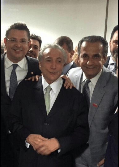 Eles querem que acreditemos em doações e em legendas do tipo "só o trabalho dignifica".