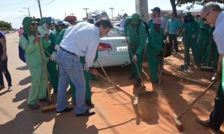 Na imagem, Oziel "Dória" de Oliveira inicia o faxinaço.