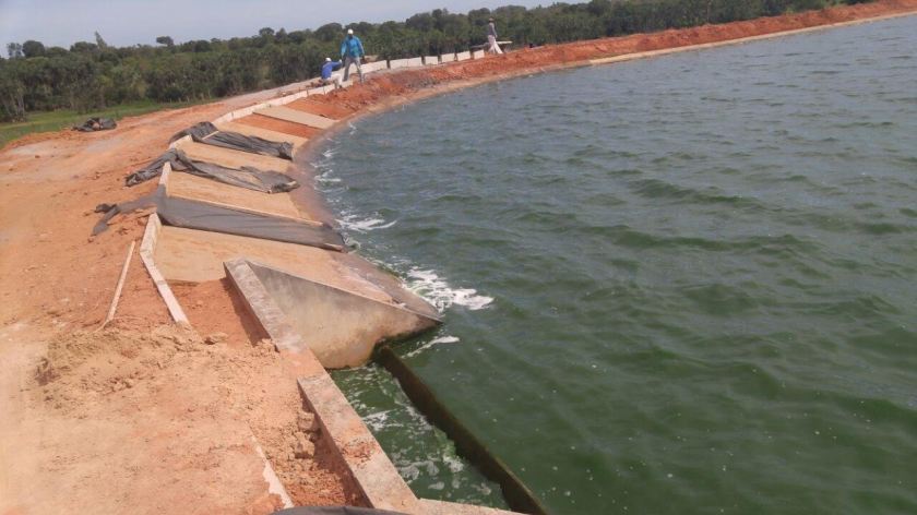 Acima, lagoa de decantação em LEM e, abaixo, lagoa em Canápolis.