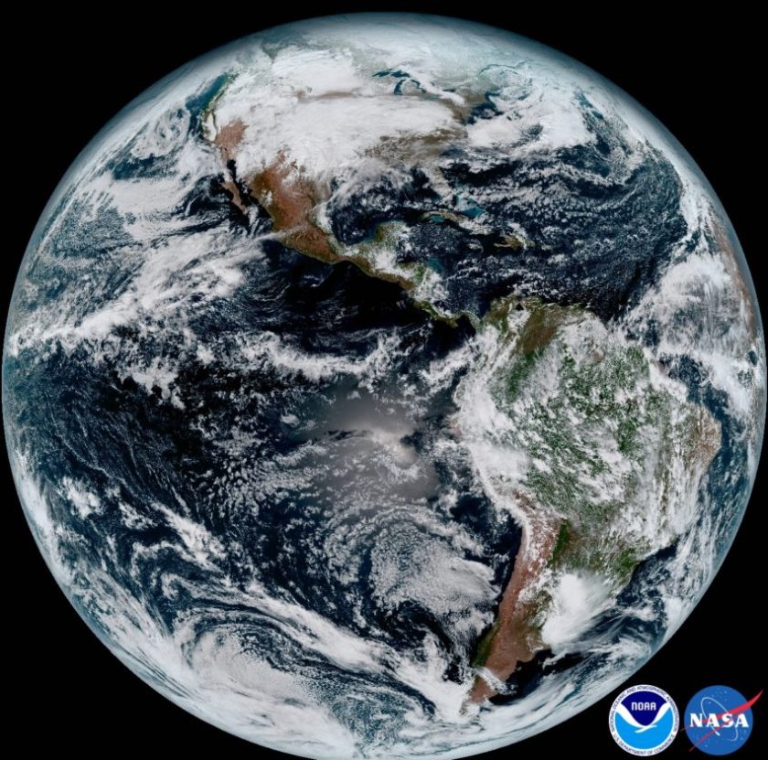 A Nasa divulgou as primeiras imagens de ontem (24) do novo satélite da NOAA, o GOES-16, e iniciou uma nova era de satélites meteorológicos. Esta imagem feita em 15 de janeiro de 2017, foi criada usando vários dos 16 canais espectrais disponíveis no instrumento GOES-16 Advanced Baseline Imager (ABI).