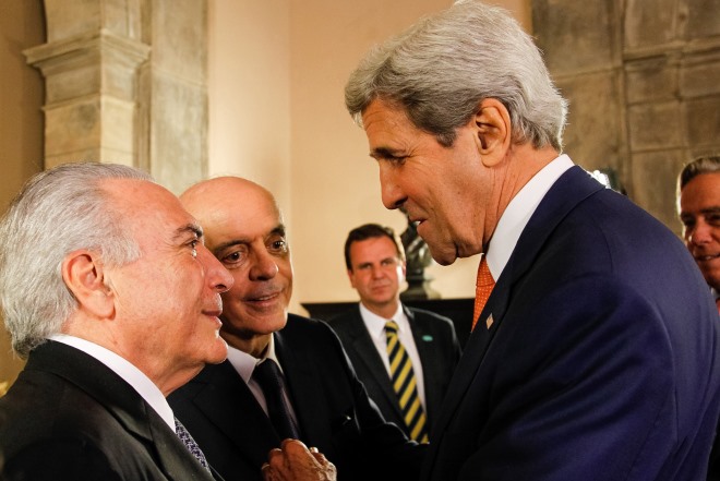 O olhar apaixonado dos baixinhos denuncia a extrema admiração de quem patrocinou e apoiou o golpe Foto: Beto Barata/PR