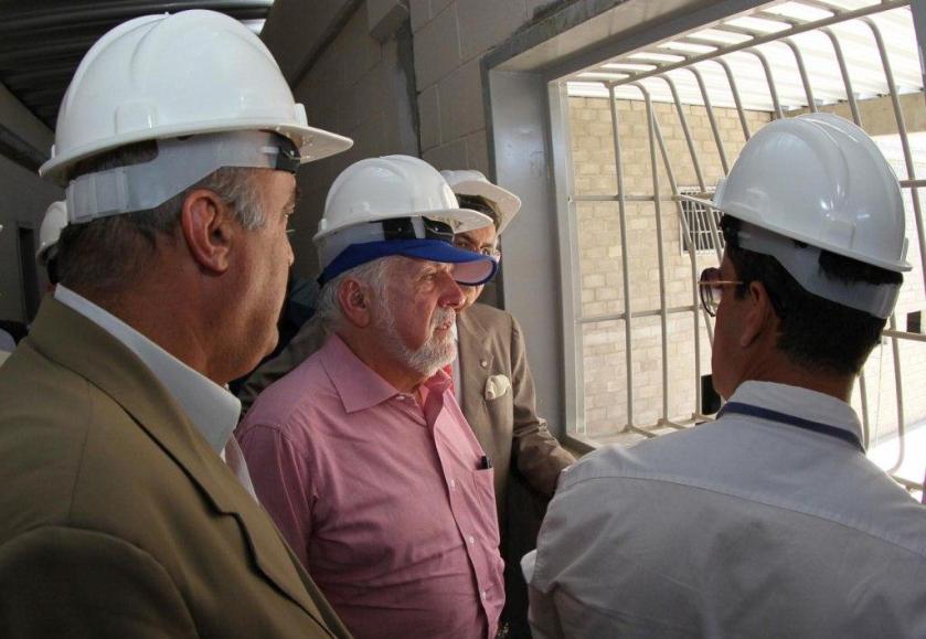 O Presídio Provisório de Barreiras, pronto no Governo Wagner, até agora não funciona, à espera de nova licitação da terceirização.