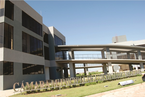 Prédios da Câmara Municipal de Luís Eduardo Magalhães: um palácio de concreto protendido, vidros fumês e ostentação, incoerente com um estado e um município de ruas de chão e esburacadas.