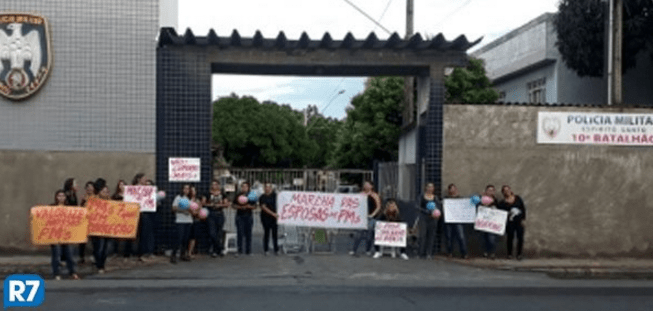Familiares de policiais protestam junto aos quartéis da PM