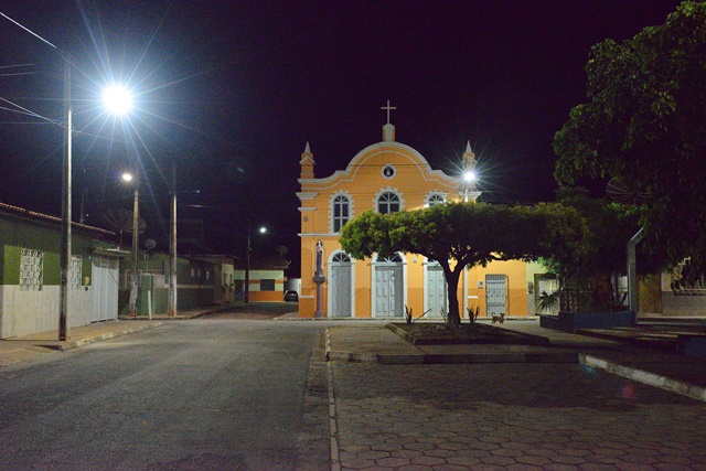 iluminacao-da-praca-amphilophio-lopes-e-igreja-santa-terezinha