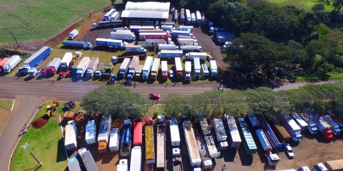 caminhões parados 2