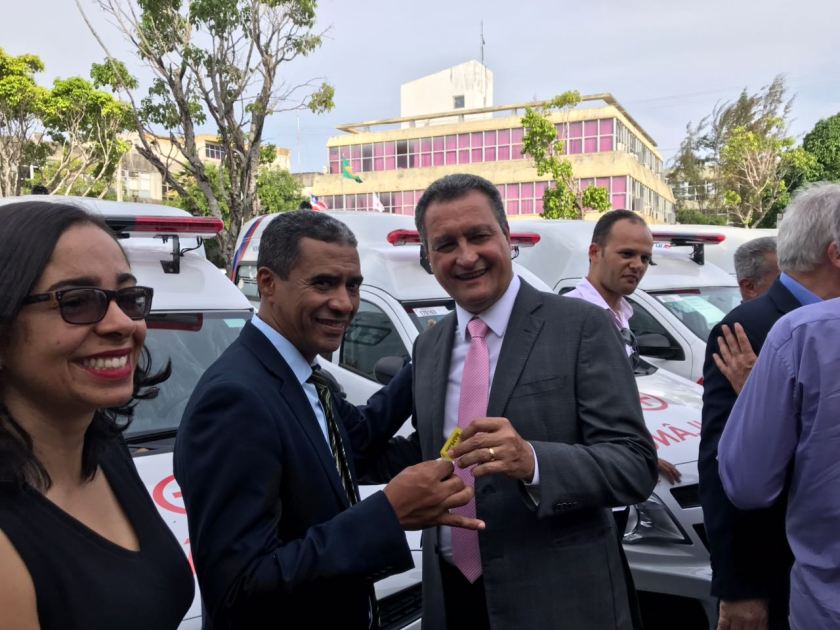 Prefeito Miguel Crisóstomo recebe ambulância para a Secretaria de Saúde - Jornal Cidade