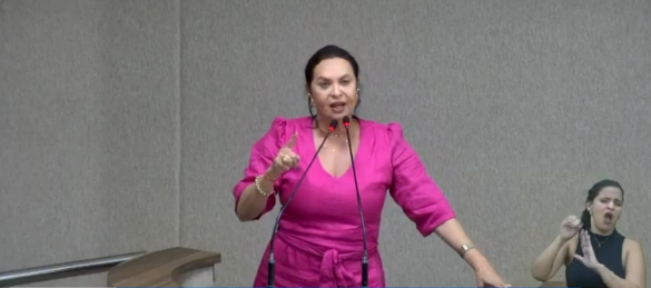 Carmelita roda a baiana na Câmara e faz denúncias graves. |